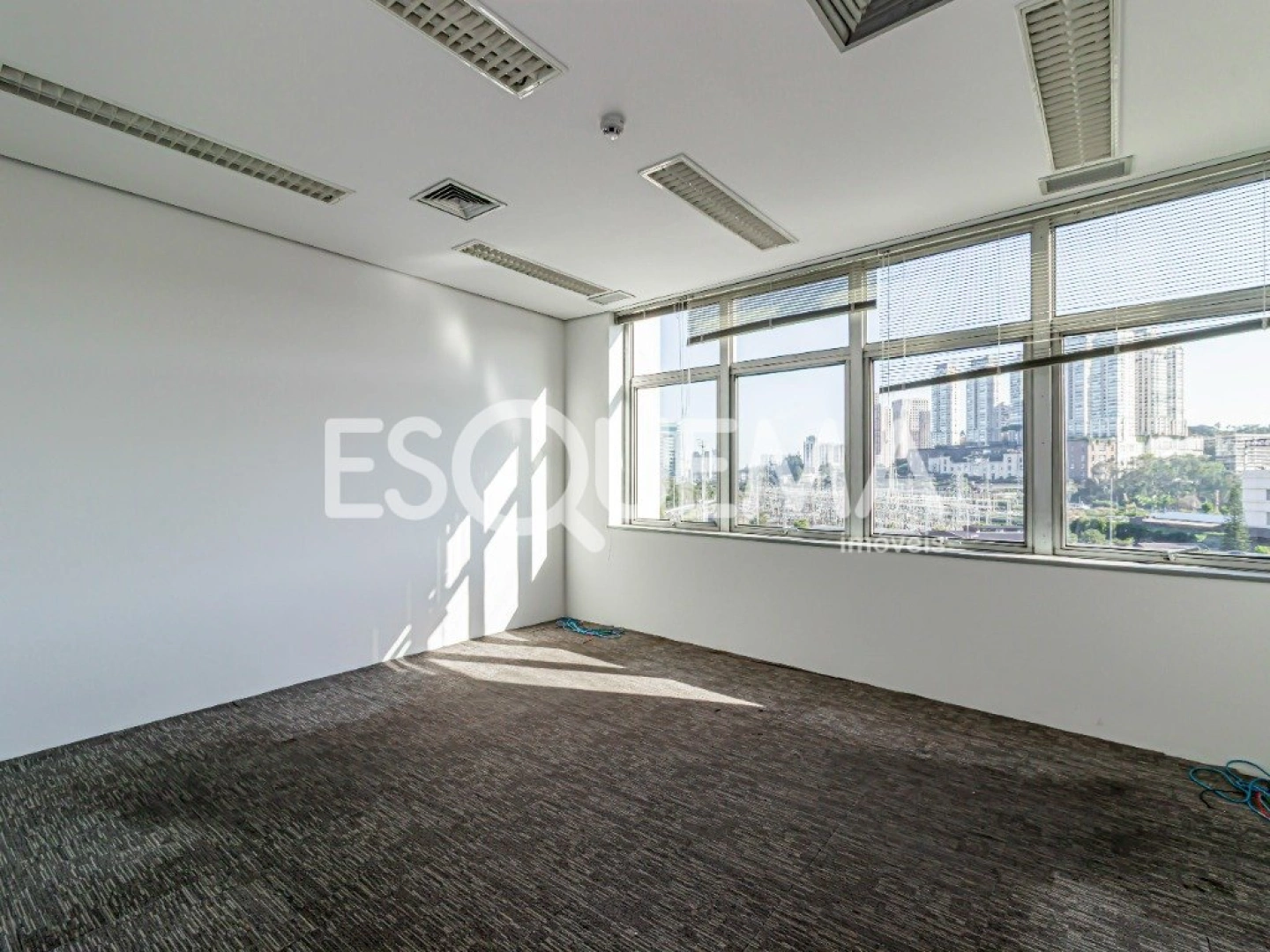 Sala comercial ampla em localização estratégica - Imagem 11