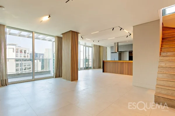 Apartamento duplex totalmente reformado com vista livre perto da Avenida Faria Lima
