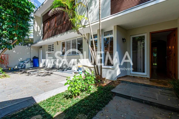 Casa em rua fechada no Alto de Pinheiros