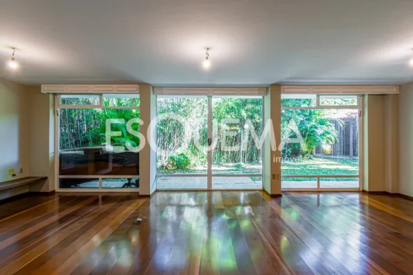 Casa em rua fechada no Alto de Pinheiros