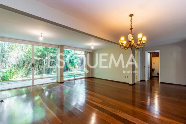 Casa em rua fechada no Alto de Pinheiros