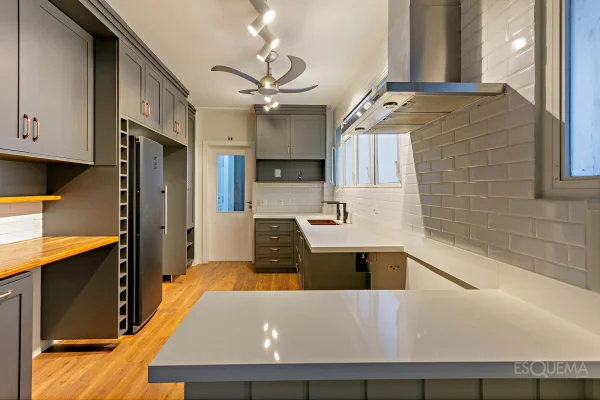 Apartamento clássico e atemporal com planta versátil