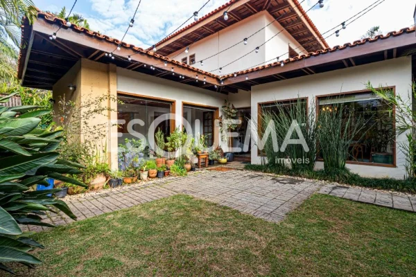 Casa em frente a praça tranquila e arborizada