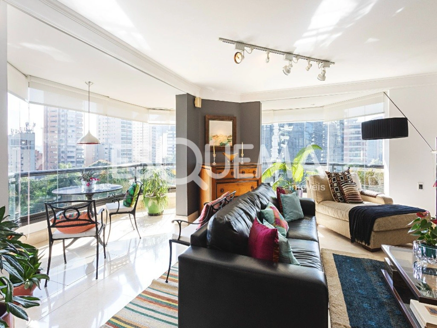 Apartamento com vista panorâmica a poucos passos do Parque do Povo - Imagem 2