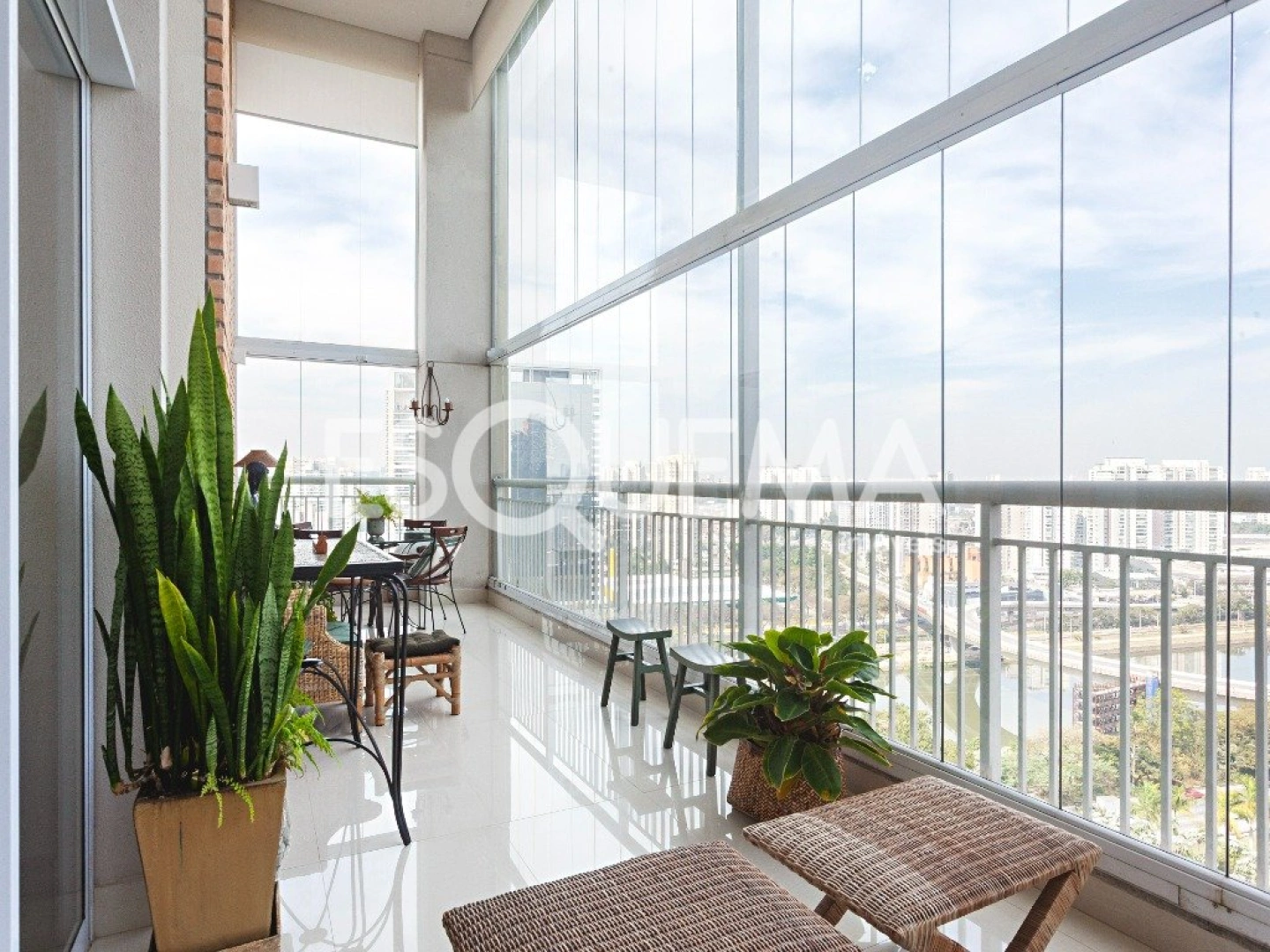 Apartamento com pé-direito duplo e vista permanente próximo ao Parque Burle Marx - Imagem 1