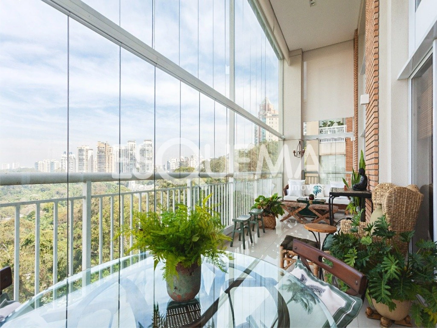 Apartamento com pé-direito duplo e vista permanente próximo ao Parque Burle Marx - Imagem 2