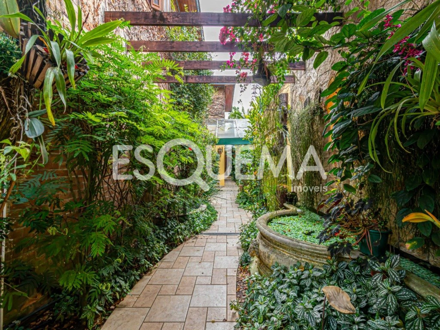 Casa clássica em rua fechada no Alto de Pinheiros - Imagem 2