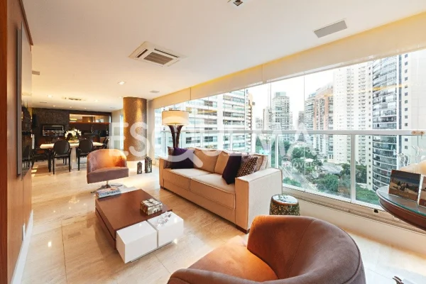 Apartamento com varanda gourmet e lareira em Moema