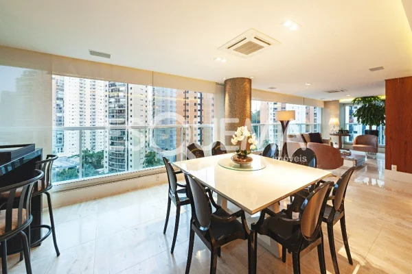 Apartamento com varanda gourmet e lareira em Moema