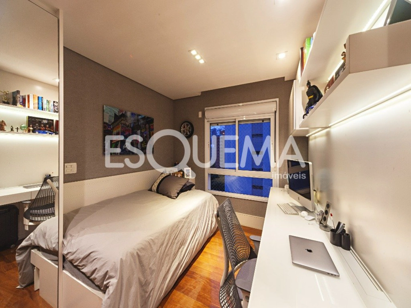 Apartamento com varanda gourmet e lareira em Moema - Imagem 9