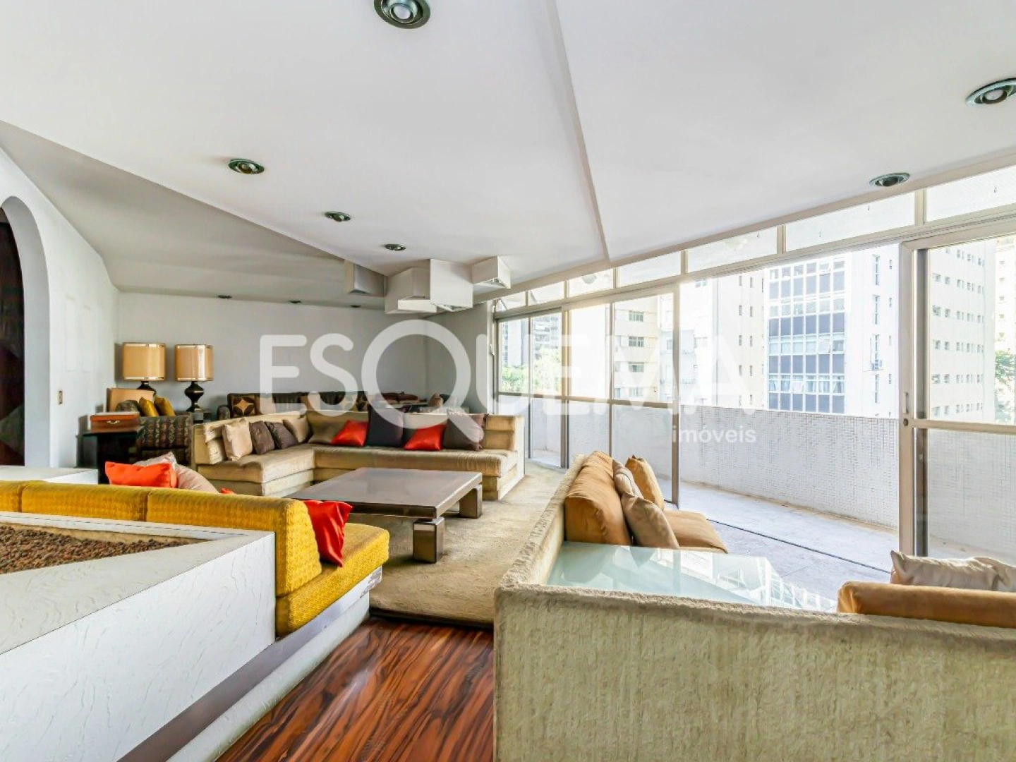 Apartamento amplo com ambientes bem distribuídos em ótima localização - Imagem 1