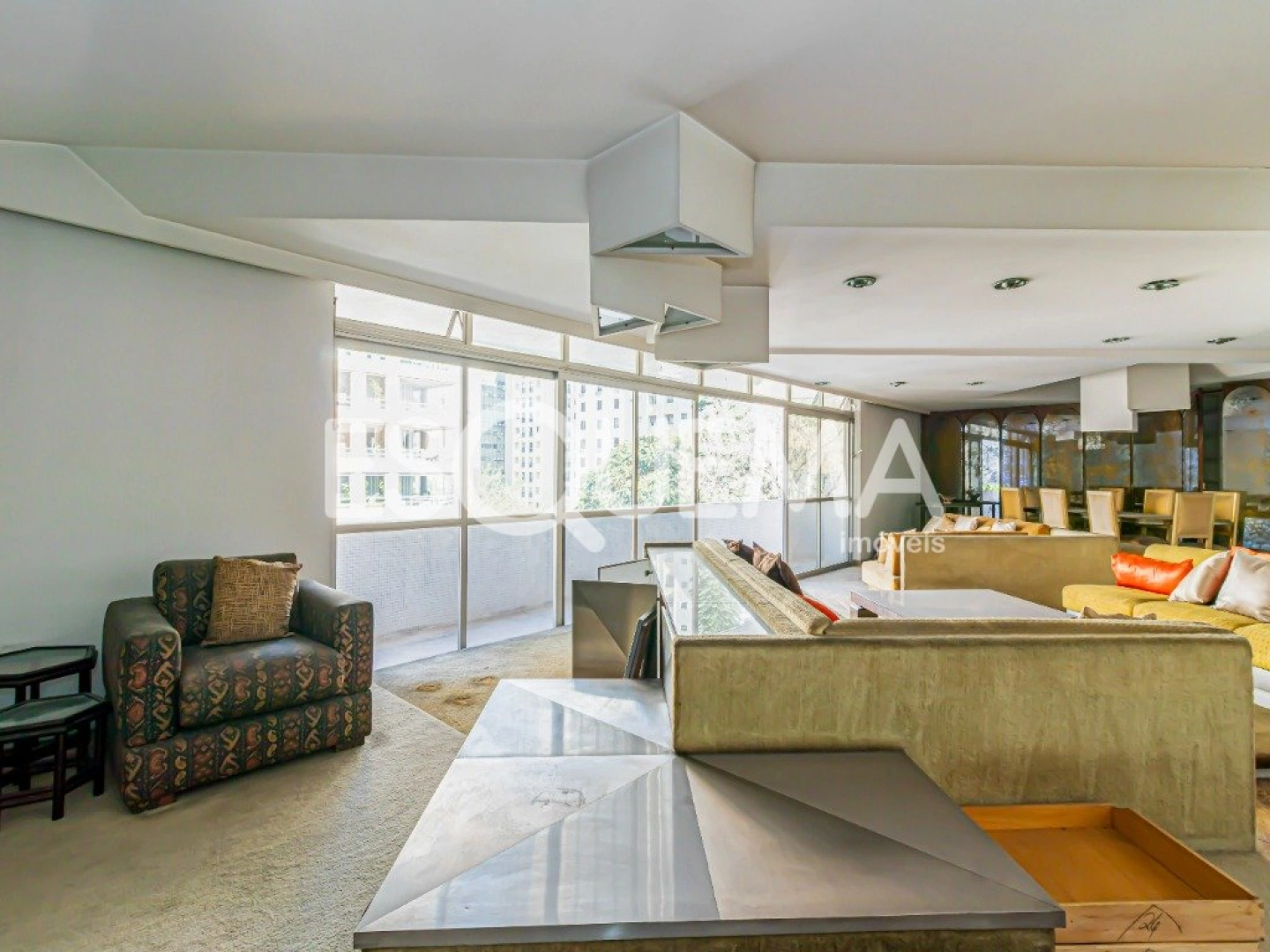 Apartamento amplo com ambientes bem distribuídos em ótima localização - Imagem 2