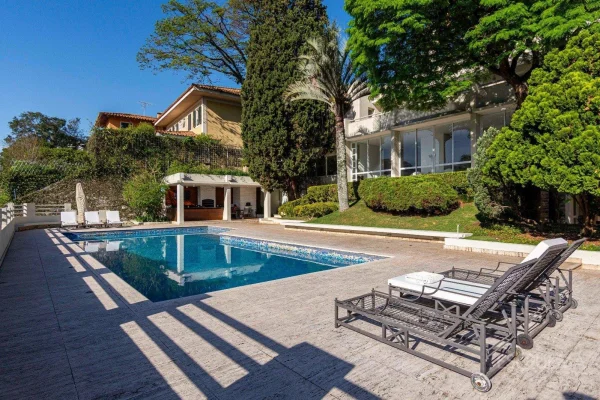 Casa com arquitetura moderna e quadra de tênis
