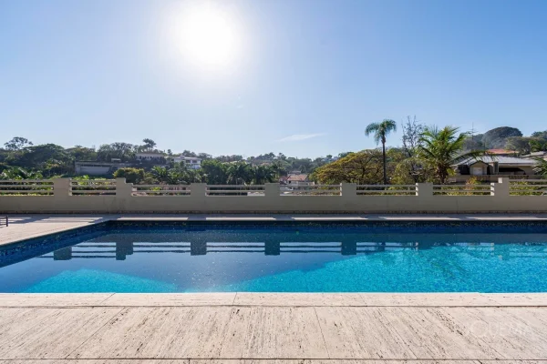 Casa com arquitetura moderna e quadra de tênis