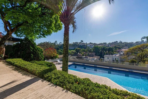 Casa com arquitetura moderna e quadra de tênis