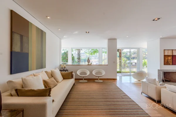 Casa com arquitetura moderna e quadra de tênis