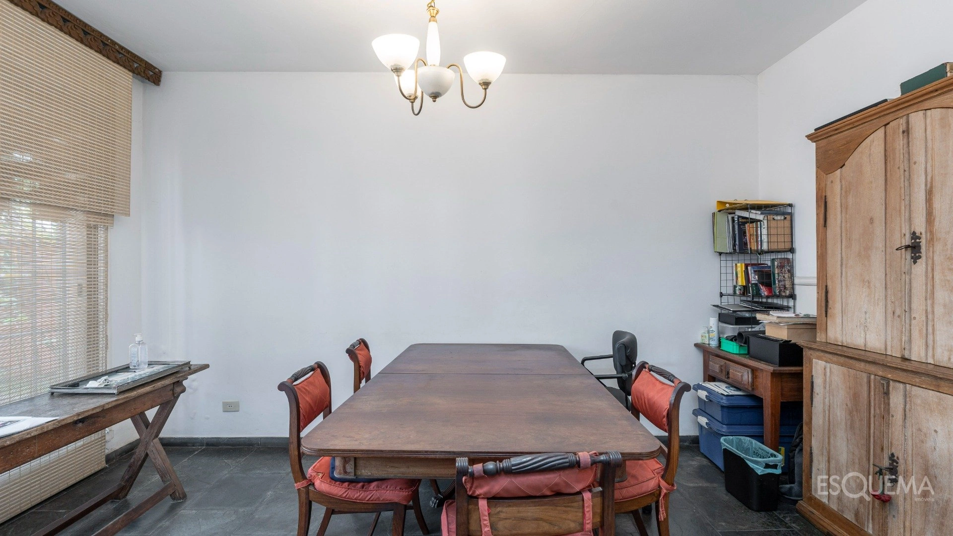 Casa de esquina com excelente potencial em localização privilegiada - Imagem 11