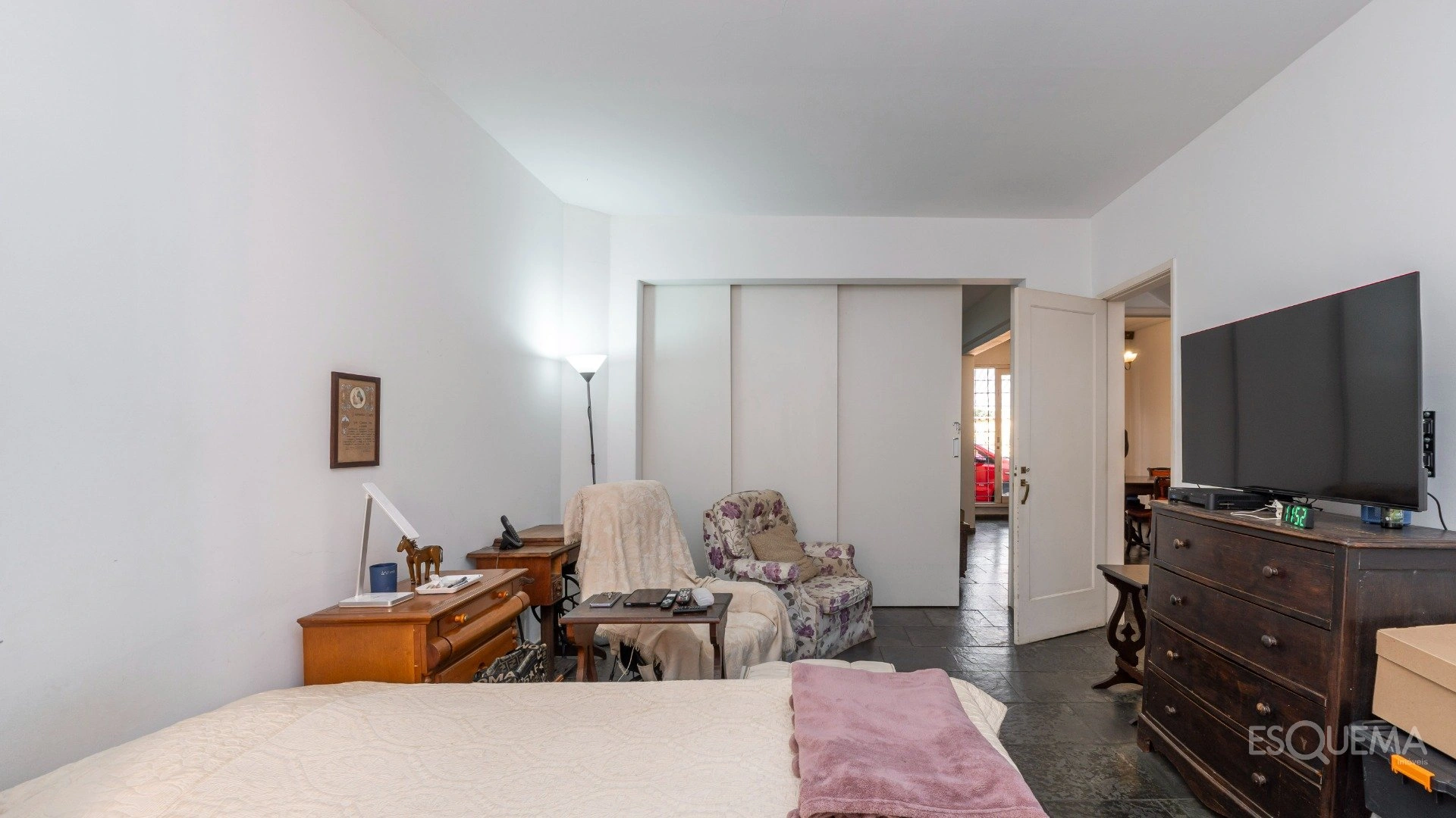Casa de esquina com excelente potencial em localização privilegiada - Imagem 12