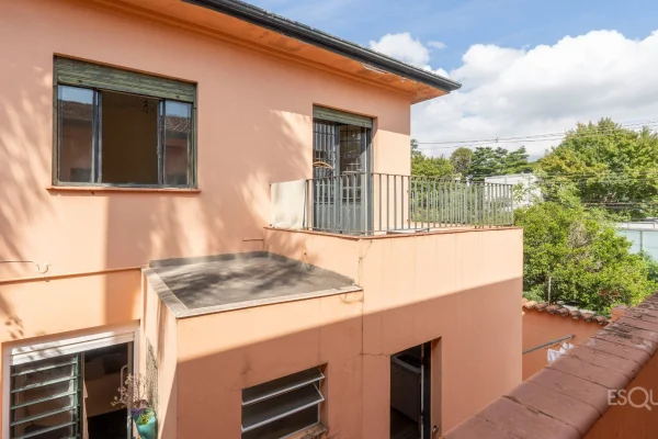 Casa de esquina com excelente potencial em localização privilegiada