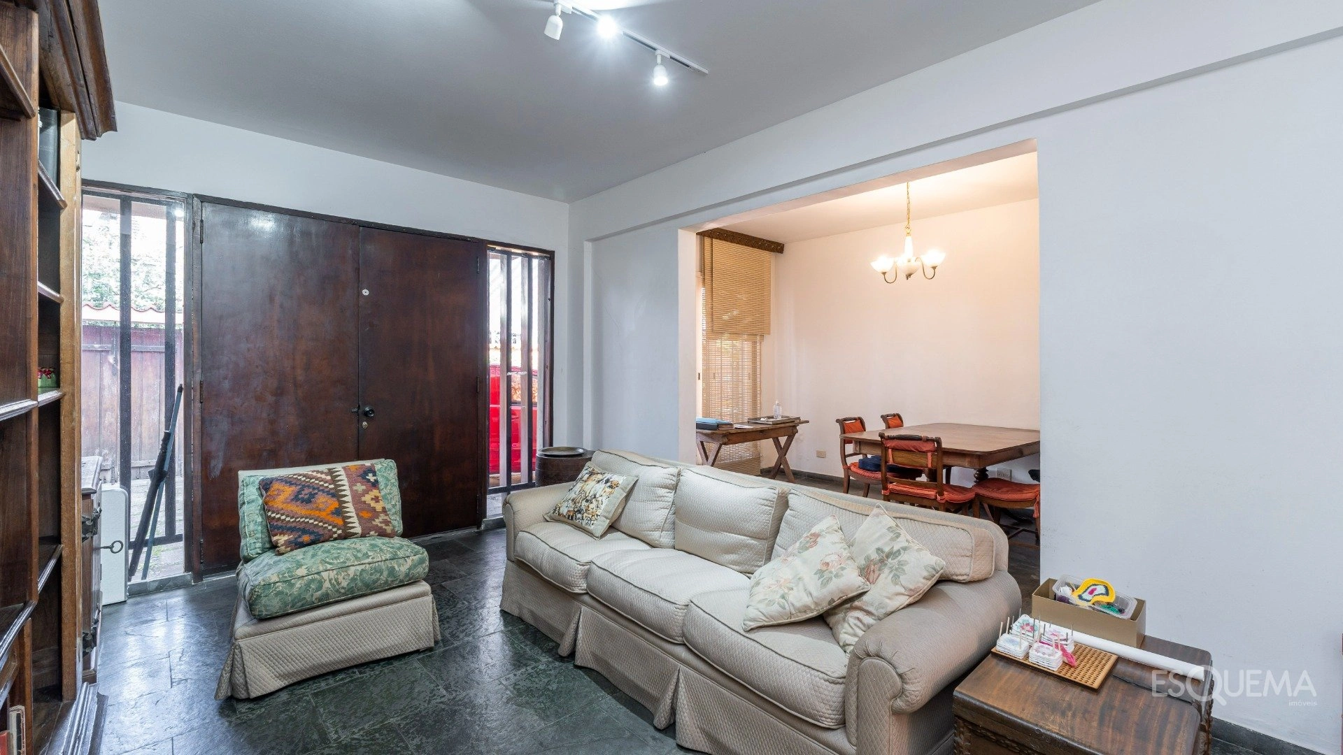 Casa de esquina com excelente potencial em localização privilegiada - Imagem 3