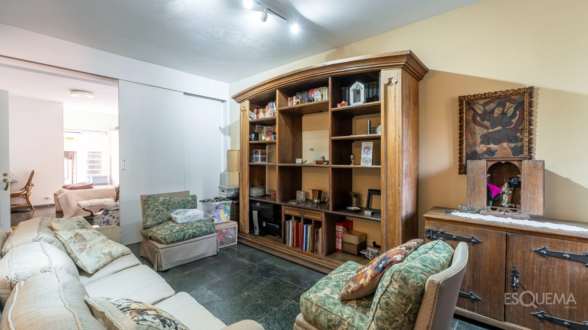 Casa de esquina com excelente potencial em localização privilegiada - Imagem 5
