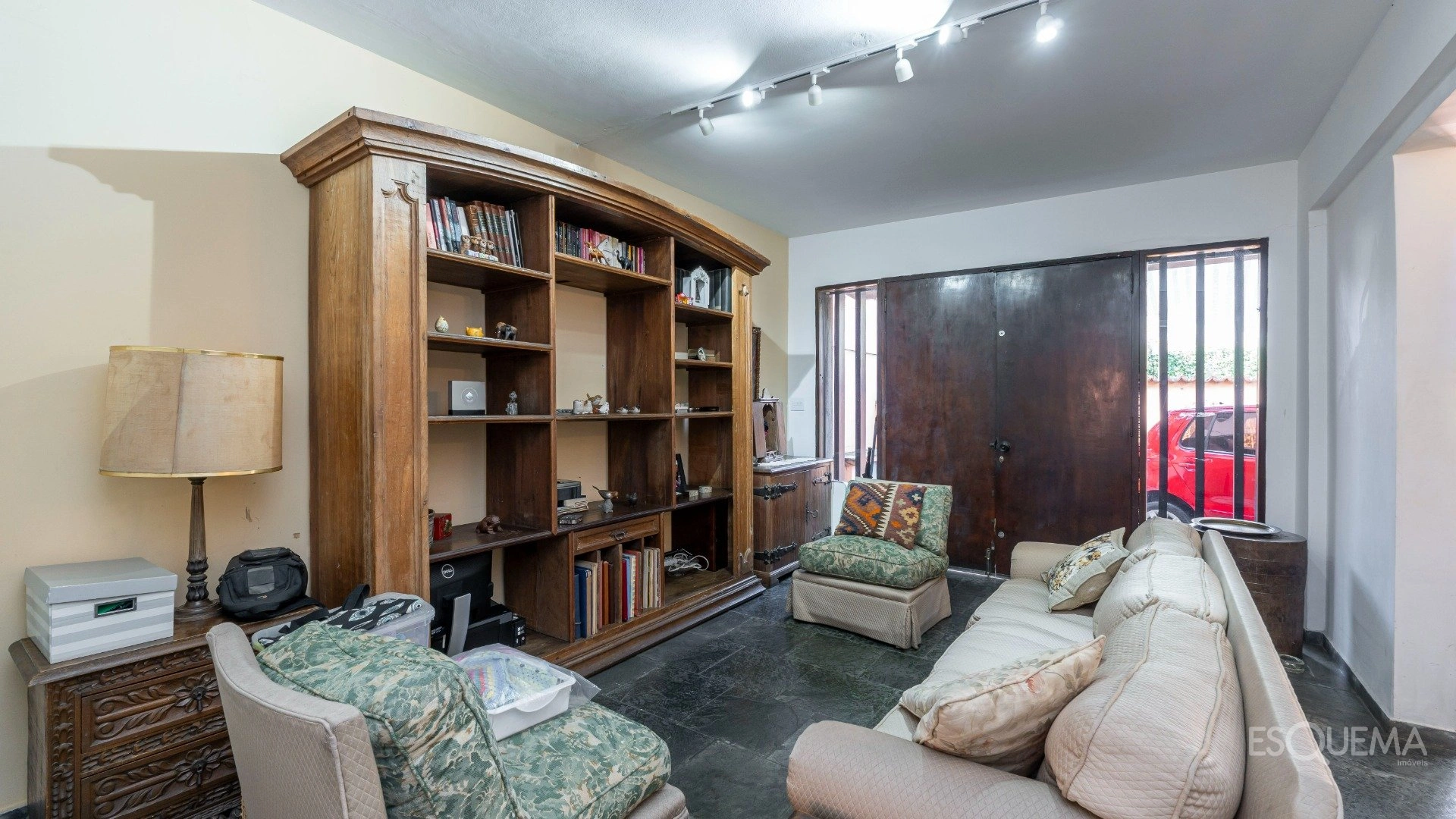 Casa de esquina com excelente potencial em localização privilegiada - Imagem 7