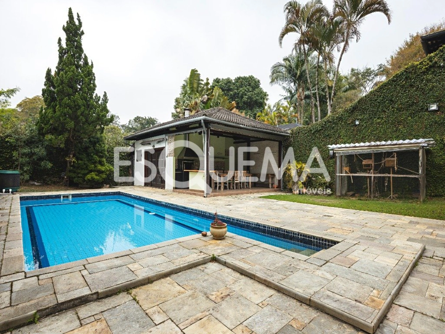 Casa em estilo europeu em rua fechada - Imagem 1