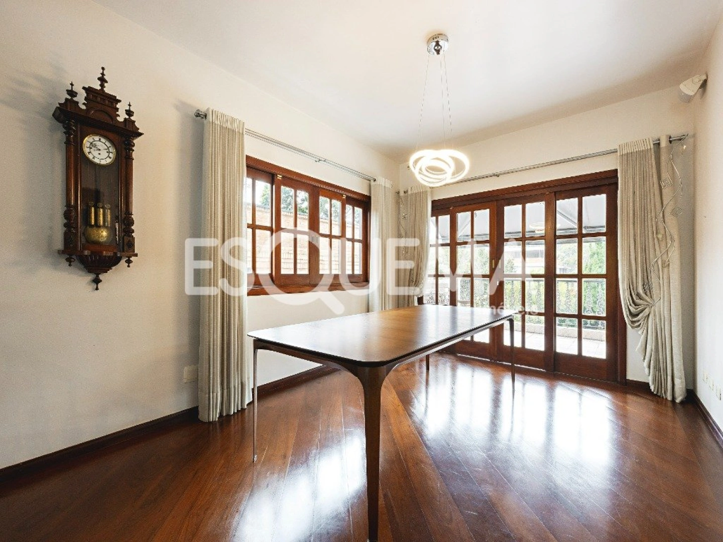 Casa em estilo europeu em rua fechada - Imagem 9