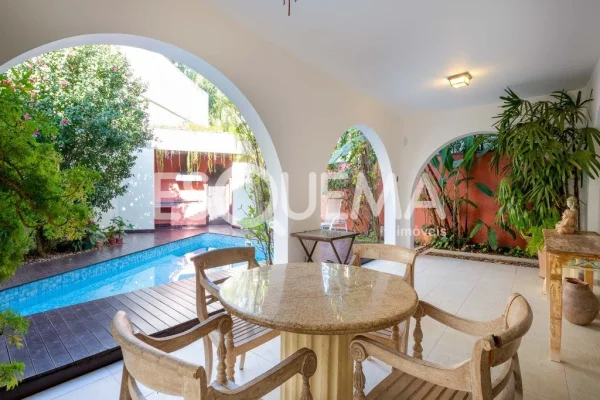 Casa para morar e receber bem em meio ao verde do Alto de Pinheiros