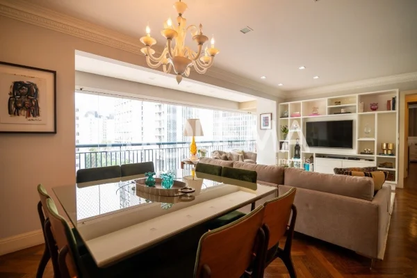 Apartamento reformado em rua tranquila no Itaim Bibi