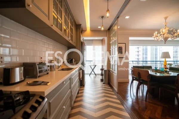 Apartamento reformado em rua tranquila no Itaim Bibi