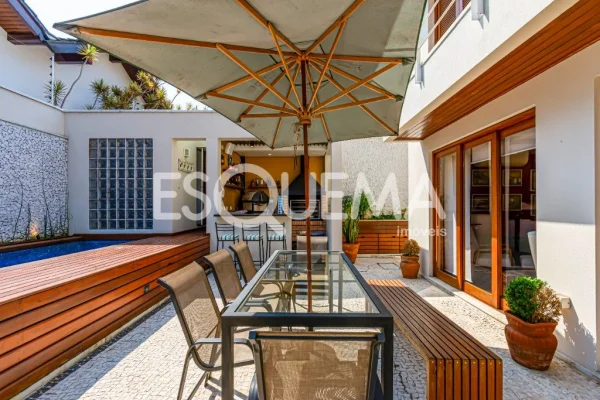 Casa em rua fechada com piscina aquecida