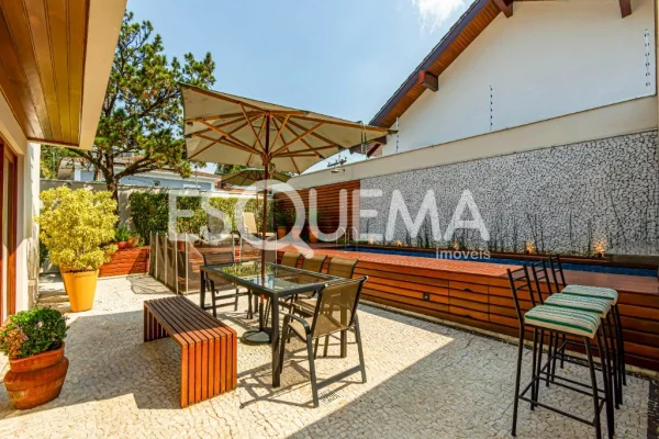Casa em rua fechada com piscina aquecida