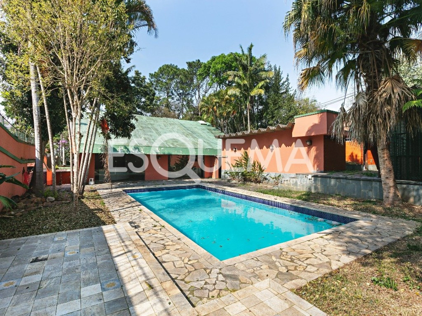 Casa em terreno de esquina para reforma - Imagem 1
