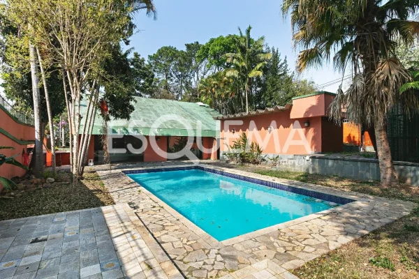 Casa em terreno de esquina para reforma