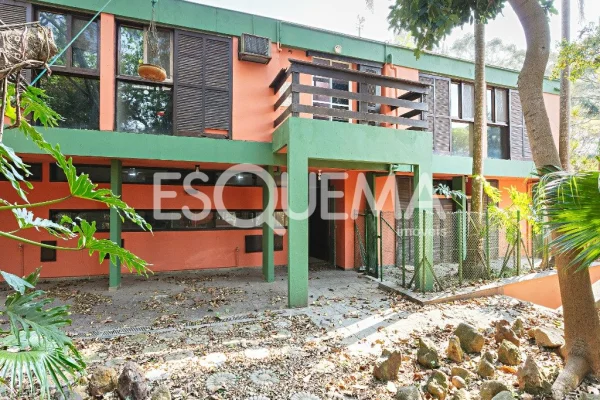 Casa em terreno de esquina para reforma