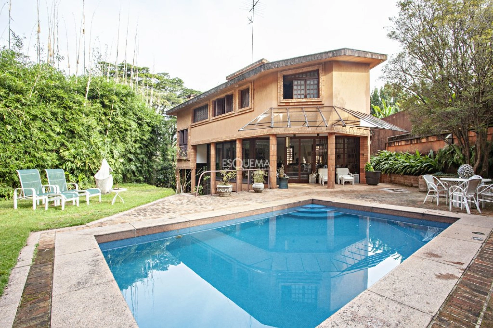 Casa com piscina em Rua Fechada - Imagem 1