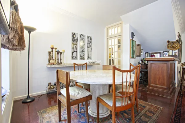 Casa com muita iluminação natural em localização cobiçada