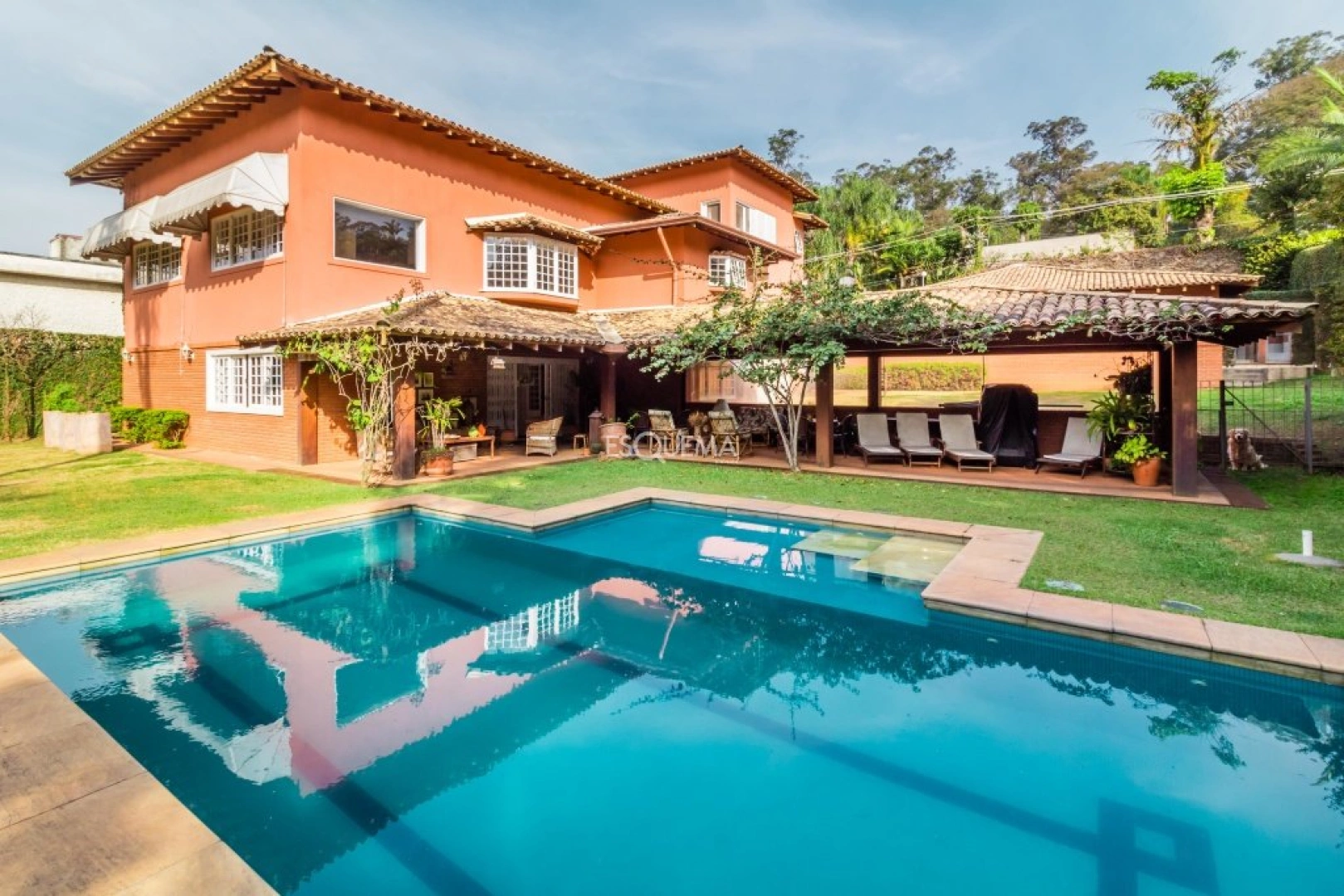 Casa em rua arborizada e tranquila - Imagem 1