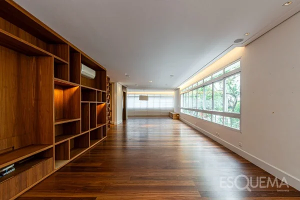 Apartamento amplo e reformado, próximo ao Colégio Dante Alighieri