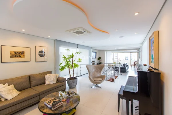 Cobertura duplex bem localizada