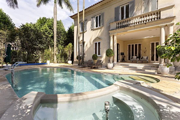 Casa com projeto de Marcos Tomanik no Jardim Guedala