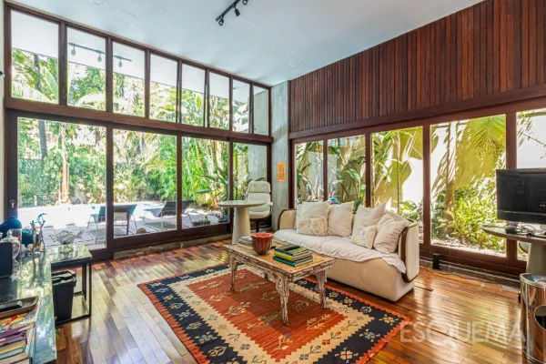 Casa com amplo terreno em rua tranquila no Alto de Pinheiros