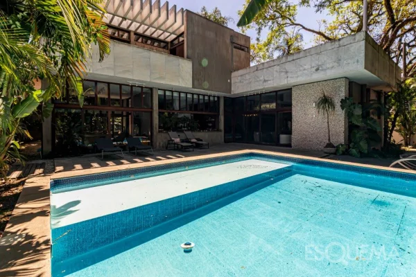 Casa com amplo terreno em rua tranquila no Alto de Pinheiros