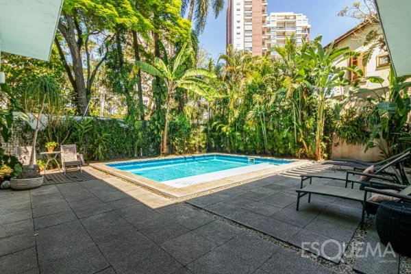 Casa com amplo terreno em rua tranquila no Alto de Pinheiros