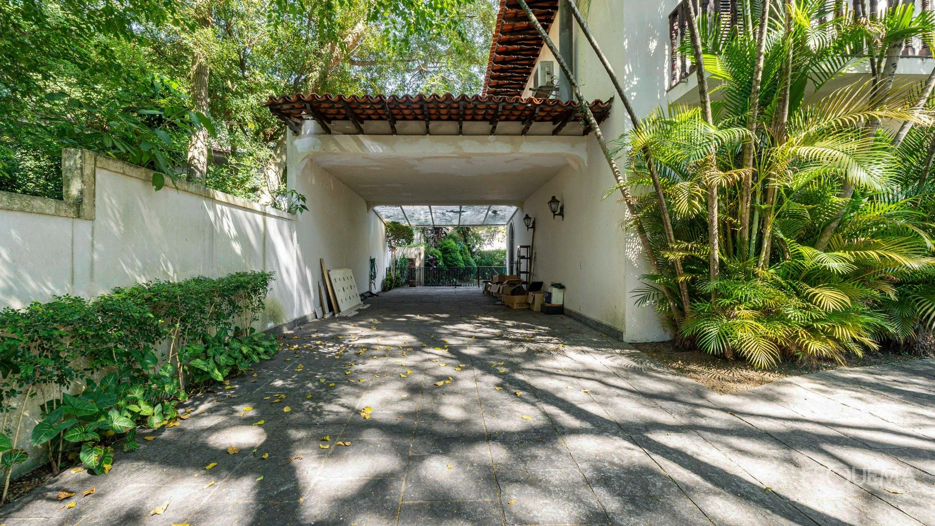 Casa em rua fechada com arquitetura colonial - Imagem 11