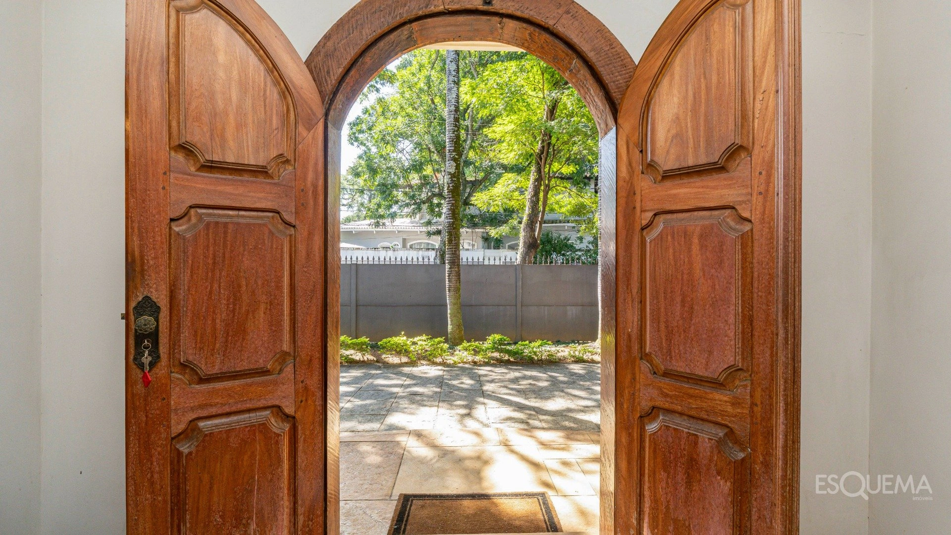 Casa em rua fechada com arquitetura colonial - Imagem 12