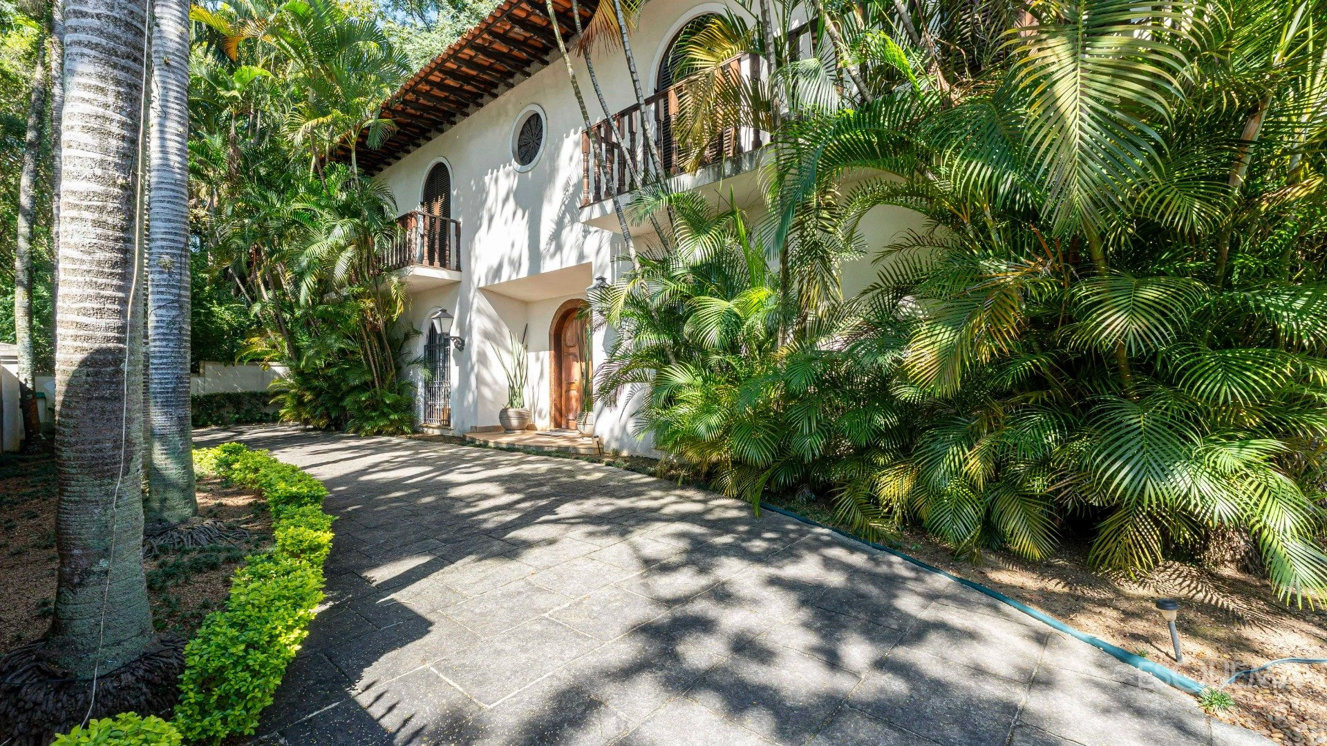 Casa em rua fechada com arquitetura colonial - Imagem 1