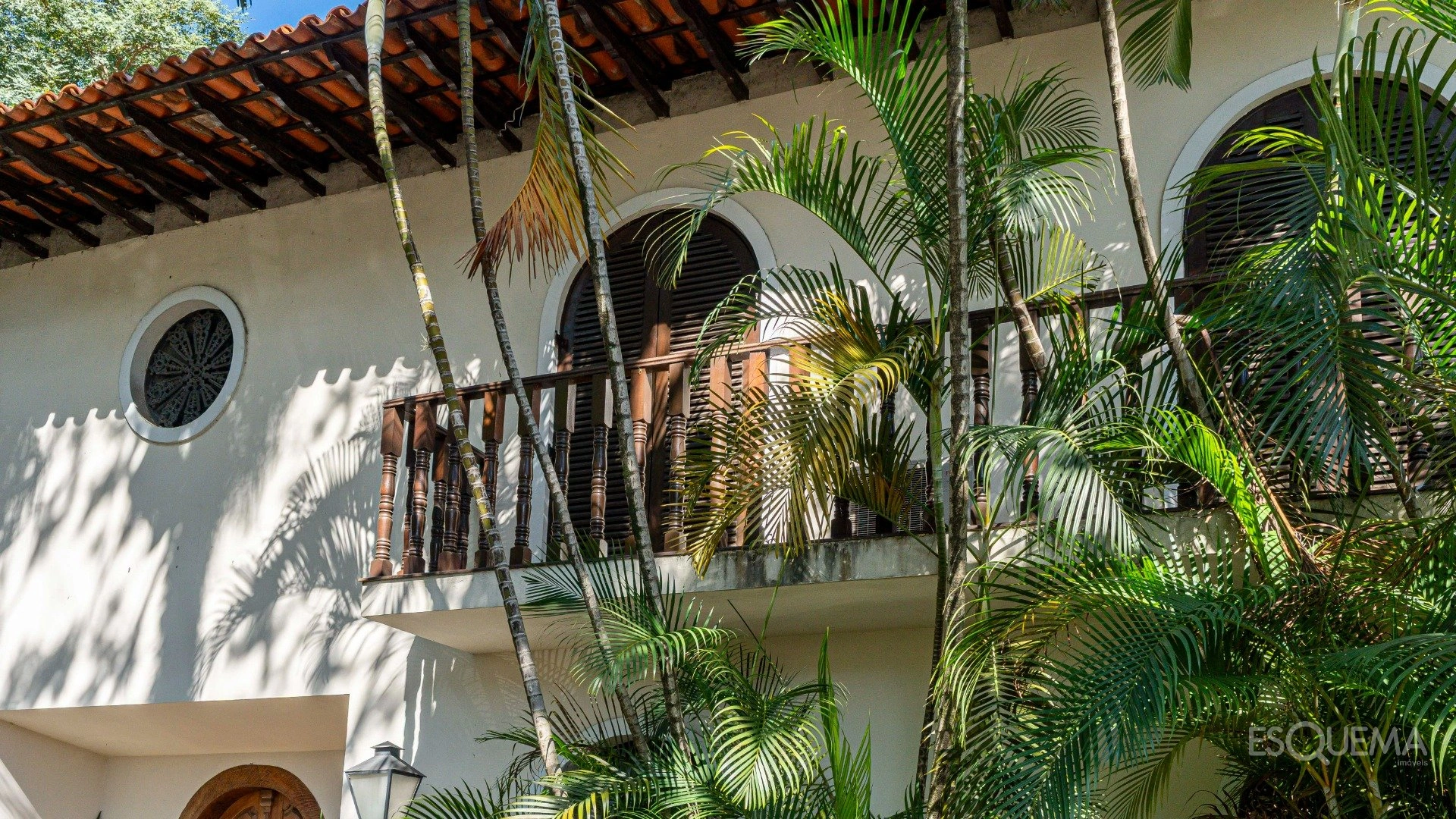 Casa em rua fechada com arquitetura colonial - Imagem 2