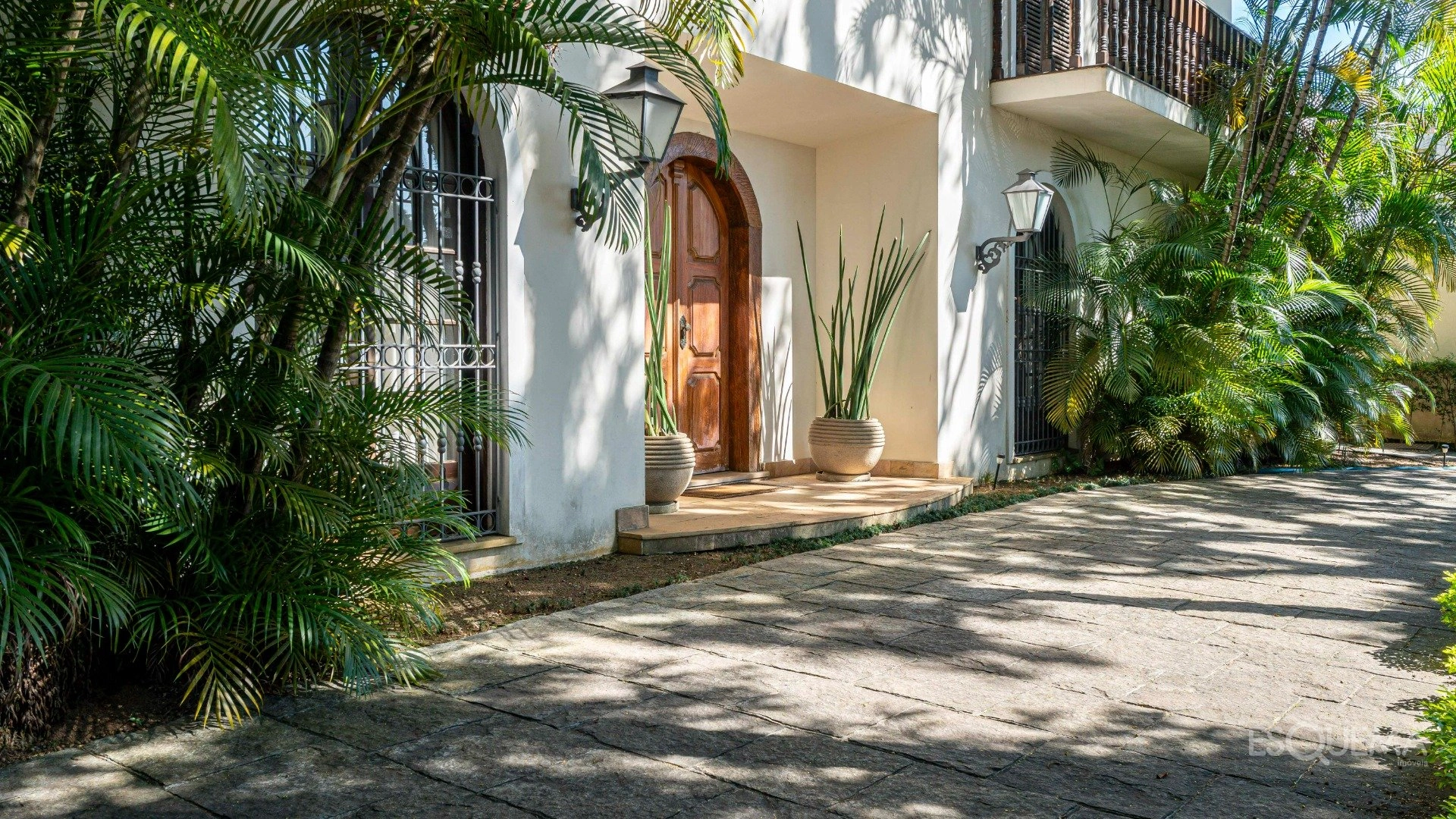 Casa em rua fechada com arquitetura colonial - Imagem 3